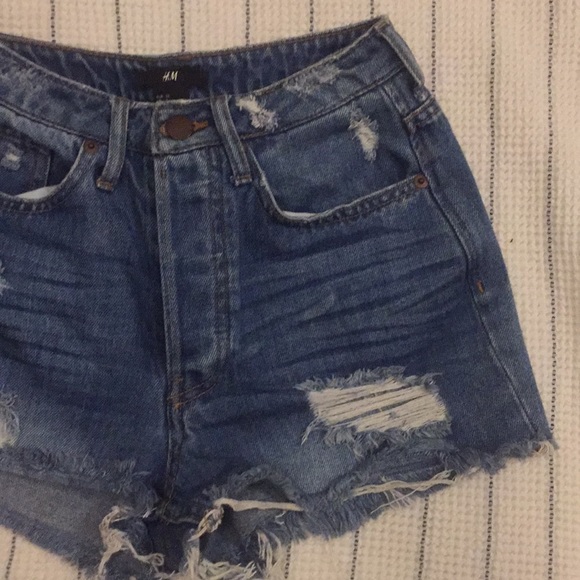 H&M - High Waisted denim shorts - Picture 2 of 4